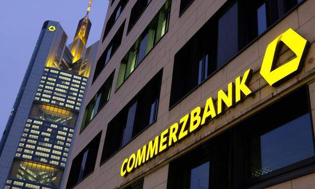 11 02 2015 Frankfurt DEU Die Hauptverwaltung der Commerzbank AG und das Logo einer Commerzbank Fi
