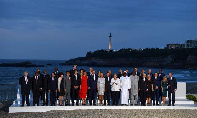 Gruppenfoto mit Gästen: Nicht nur Staatschefs der G7 waren in Biarritz - zum Teil mit Partner(inne)n - zu Gast.