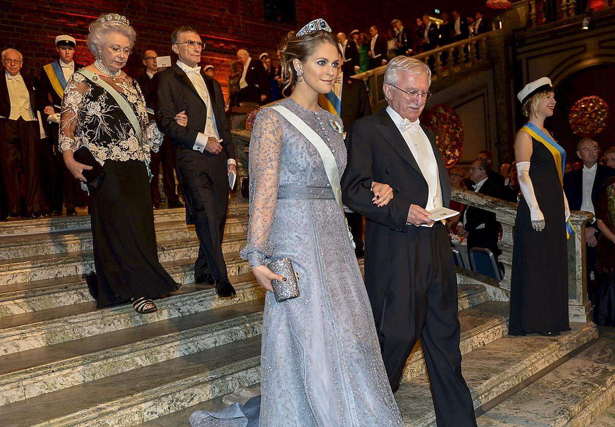 Den Spagat zwischen royaler Sichtbarkeit und privatem Glück - abseits von Schweden - versucht die Prinzessin weiterhin. So unterstützt sie die königliche Familie in Schweden bei großen Terminen - wie den Nobel-Preis-Feierlichkeiten - und nimmt sporadisch Termine in England oder den USA wahr.