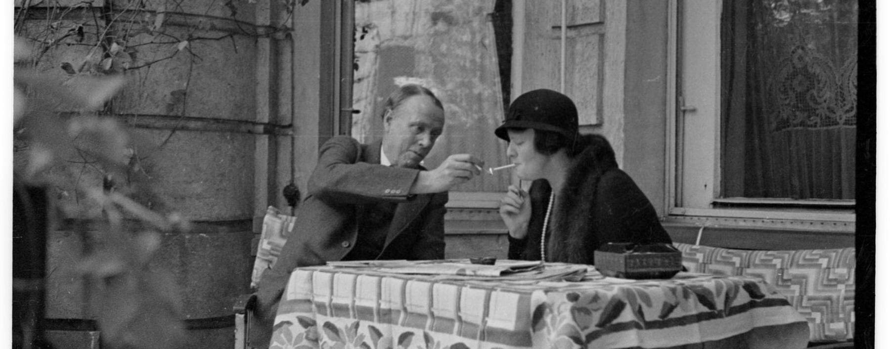 Sinclair Lewis mit seiner Ehefrau Dorothy Thompson in Wien. 