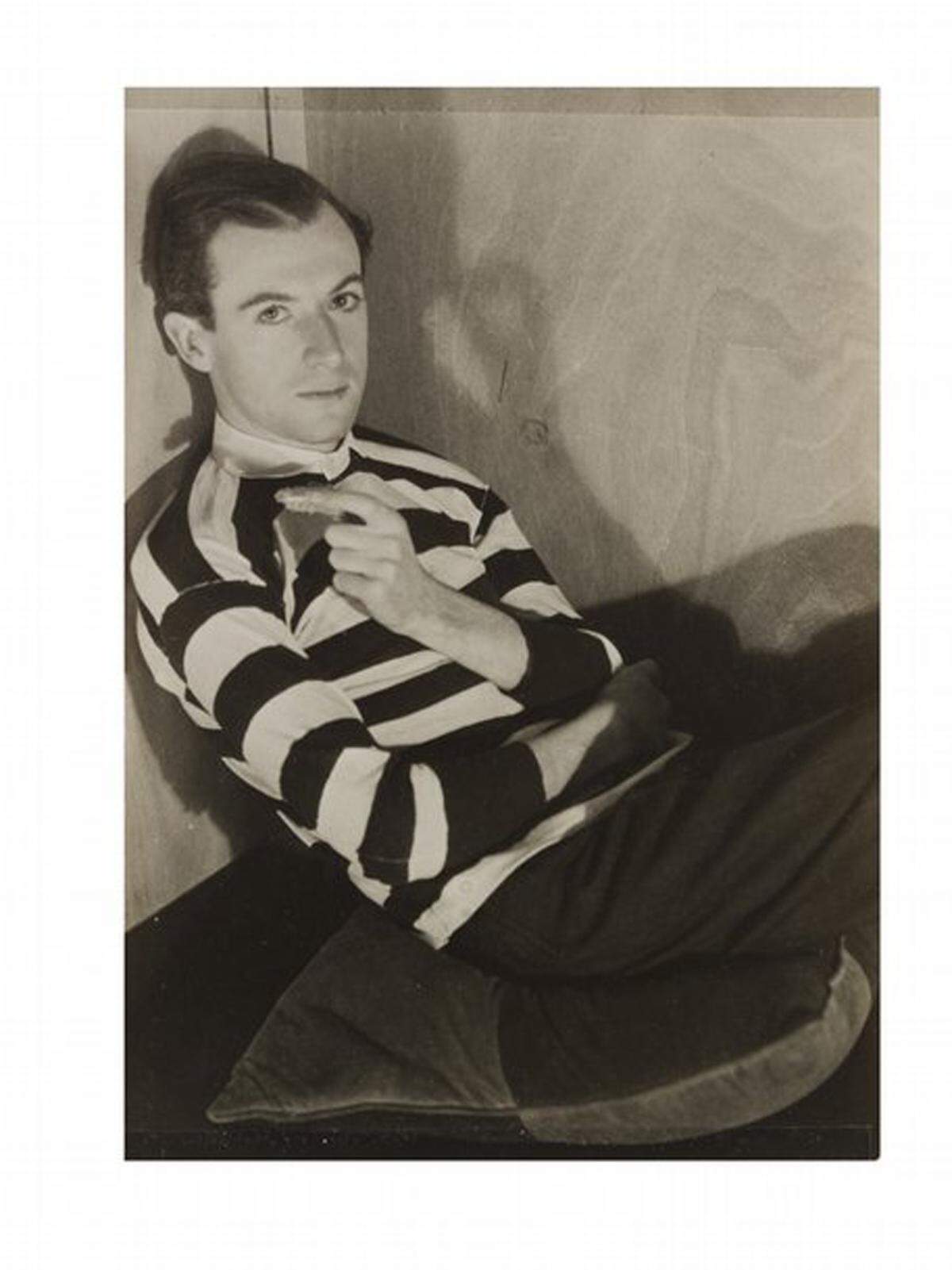 Starfotograf Cecil Beaton, der als Mode- und Porträtfotograf Ruhm erlangte, wurde die Ehre zu Teil, diesen Tag mit der Kamera festzuhalten. Cecil Beaton, fotografiert von Curtis Moffat, circa 1930.