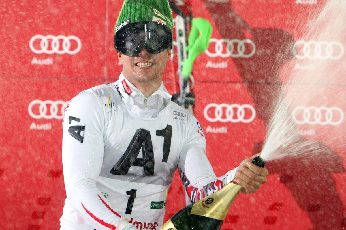 Eine bessere Antwort auf die Einfädler-Affäre hätte Marcel Hirscher nicht geben können. Der Salzburger behielt im Hexenkessel von Schladming kühlen Kopf und gewann den Nacht-Slalom auf der Planai. Der 22-Jährige feierte seinen neunten Weltcup-Sieg, Nummer sechs in dieser Saison und den ersten auf österreichischem Schnee.