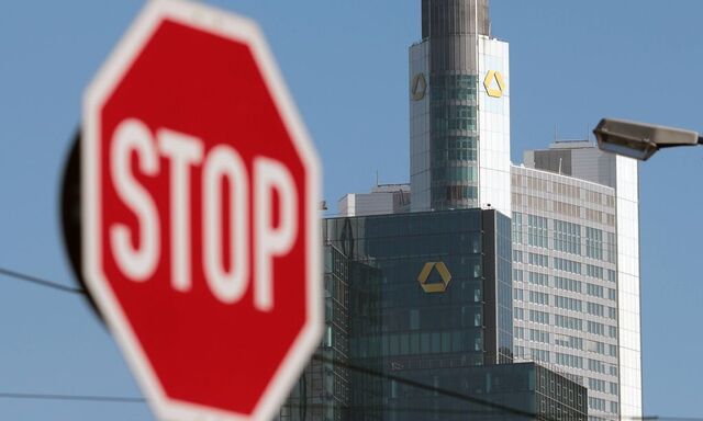 Symbold zu den anhaltenen Problemen bei der Commerzbank Stopschild vor der Zentrale und dem Buerotur
