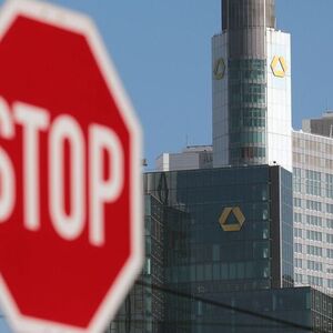 Symbold zu den anhaltenen Problemen bei der Commerzbank Stopschild vor der Zentrale und dem Buerotur