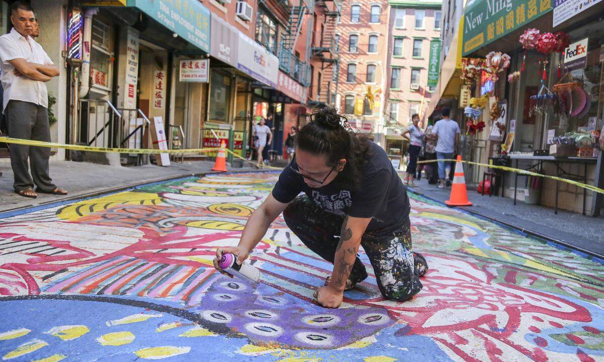 Rund 60 Meter lang ist die Doyers Street in New York - der Street-Art-Künstler Chen Dongfan hat die Straße in Chinatown zum Ende des Sommers in ein Graffiti-Kunstwerk verwandelt.