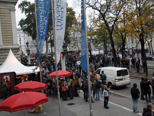 Die Uni Wien war der Haupttreffpunkt der Demonstranten, die gegen Zulassungs-Beschränkungen, für bessere Studienbedingungen und noch einiges mehr auf die Staße gingen. Der Protestmarsch lief müde an, schließlich kamen aber doch noch viele Demonstranten.