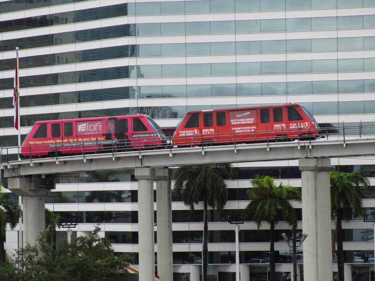 Auf eigener Schiene, mit Gummireifen, fährt der Metromover seit 1986. Zunächst kostete ein Ticket 25 Cent (ab 2002 gratis). Drei Linien, der Inner Loop, der Omni Loop und der Brickell Loop schlingen ihre Kurse umeinander. Mit abenteuerlicher Architektur, leicht erhöht gegenüber den Straßenschluchten, wirkt er wie eine majestätische Kindereisenbahn. Er durchquert Hochhäuser, schmiegt sich an Wände und bewältigt Aufstiege – mit jener Lunaparkhaftigkeit, die führerlose Züge so an sich haben.