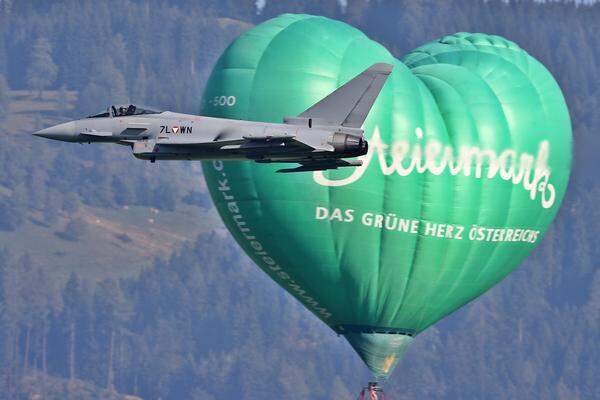 Überflug eines Eurofighters vor dem Grünen Steiermark-Herz-Ballon zur Eröffnung.
