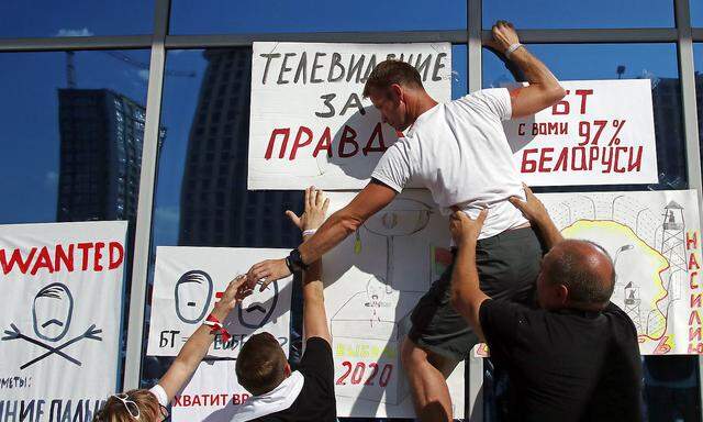 Streikende Arbeiter protestieren vor dem Staatsfernsehen in Minsk.