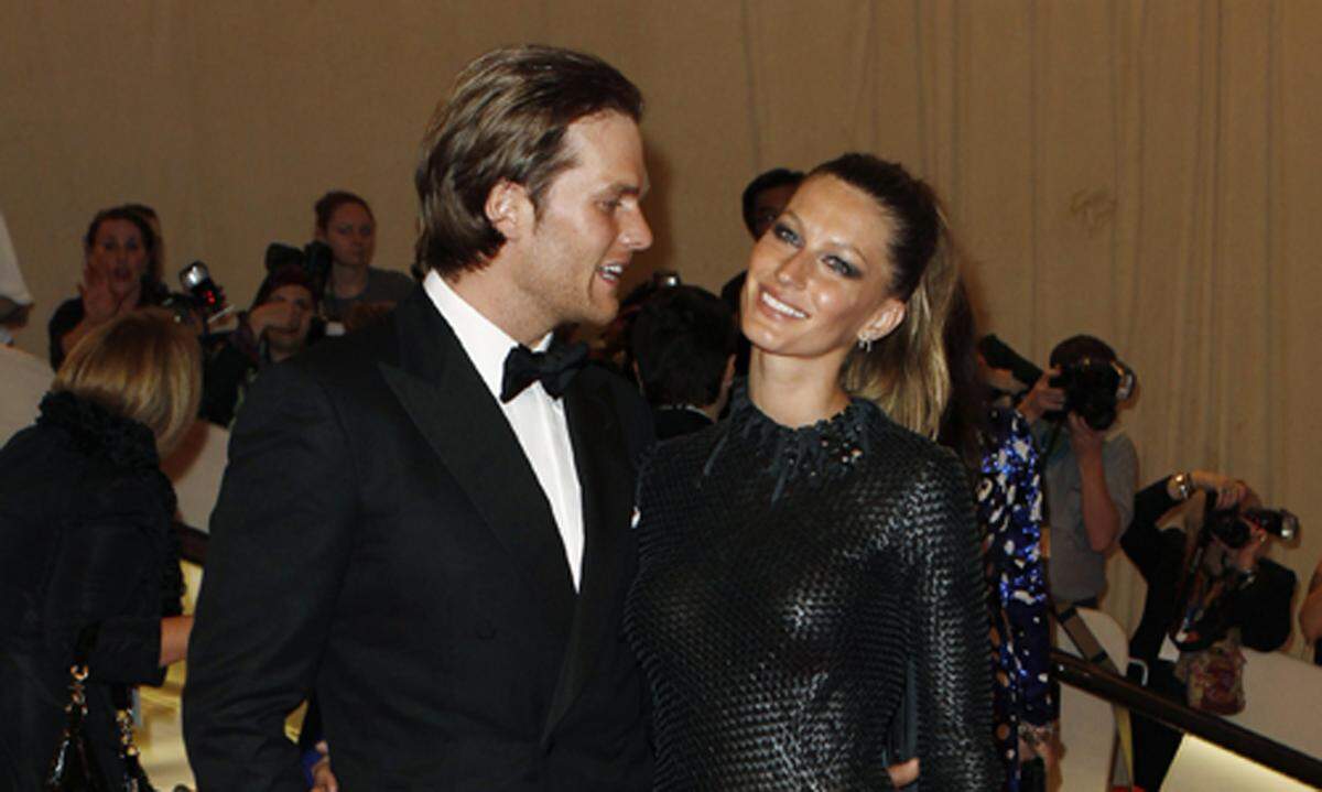 Auf Platz zwei stehen Gisele Bündchen und ihr Ehemann Tom Brady. Zwischen Juni 2012 und 2013 hat das Supermodel 42 Millionen Dollar erwirtschaftet, der Quarterback etwas weniger - rund 38 Millionen - insgesamt gingen demnach 80 Millionen auf die beiden Konten.