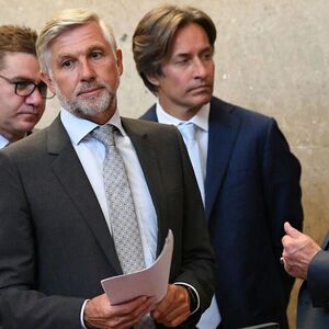 Walter Meischberger und Karl-Heinz Grasser mit ihren Anwälten im Wiener Straflandesgericht