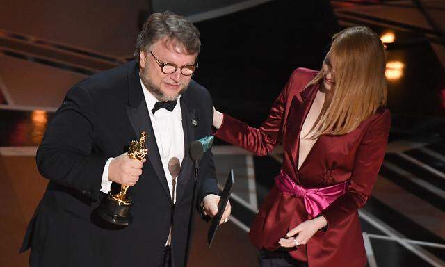 Guillermo del Toro mit dem Oscar.
