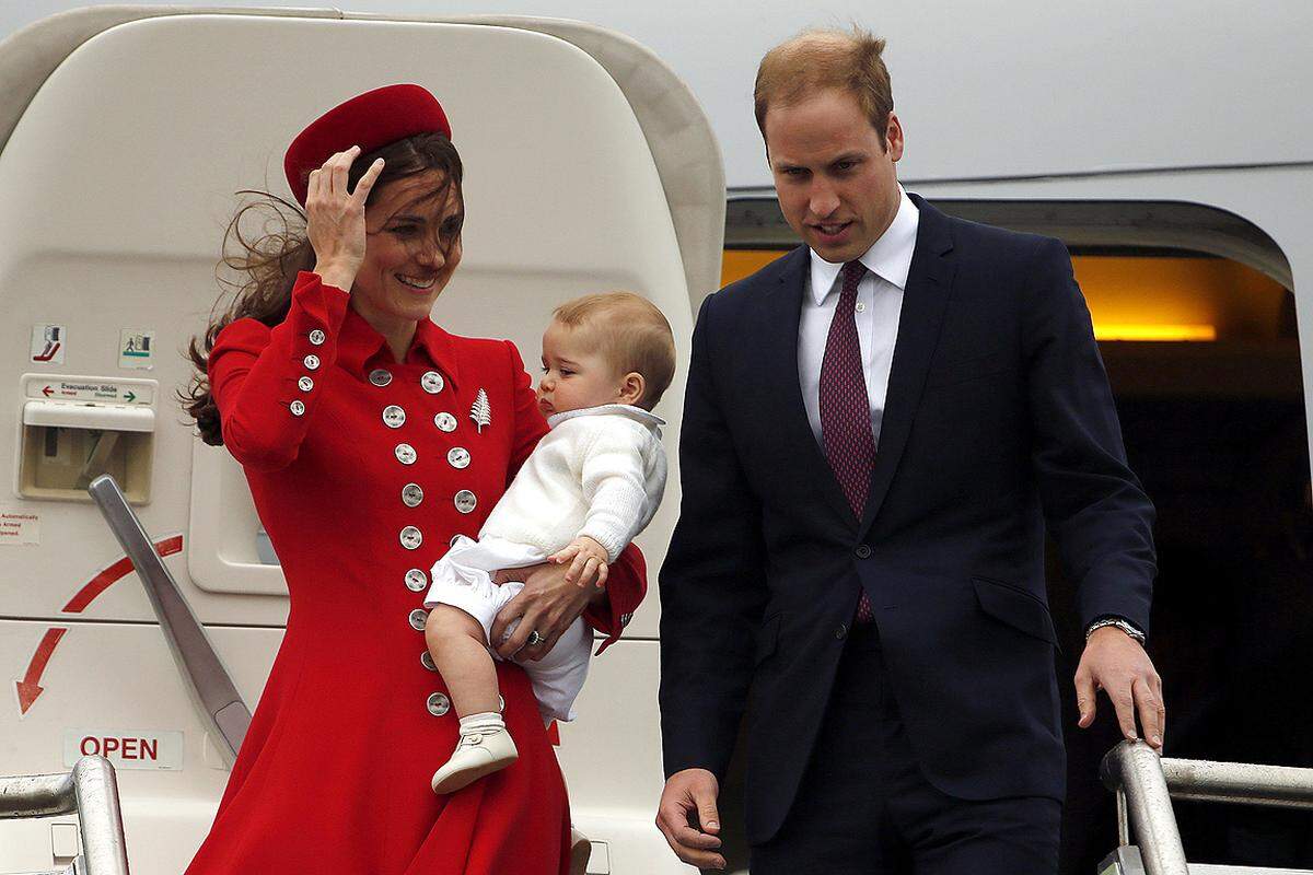 Bei der Ankunft in Wellington trug Kate, die beide Länder zum ersten Mal besucht, einen hochgeschlossenen geknöpften roten Mantel.