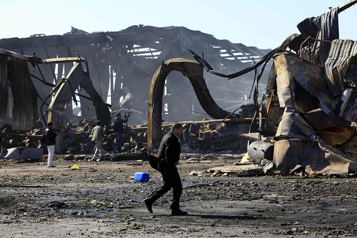 Ein Libyer passiert eine zerstörte Militäreinrichtung in der Nähe von Tripolis.