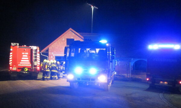 Laut Feuerwehr waren die Flammen fast von selbst erstickt, da Fenster und Türen zum Brandraum, dem Wohnzimmer, geschlossen waren. 