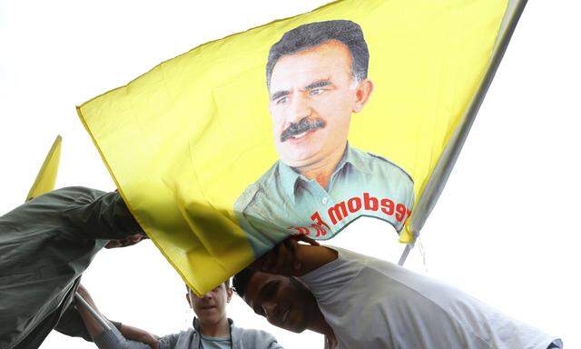 Flagge zeigt Abdullah Öcalan