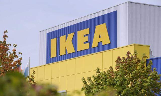 IKEA Moebelhaus in Eching bei Muenchen Aussenansicht schwedischer Moebelhersteller Moebelhaus Filiale Ge