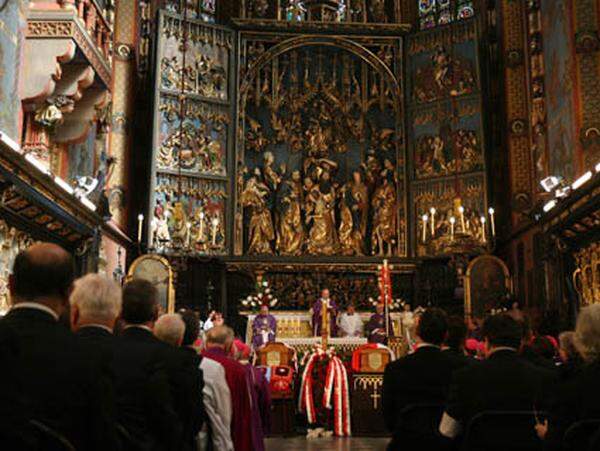 In der Krakauer Marienkirche begann am Sonntagnachmittag die Totenmesse mit Gedenkminuten und Sirenengeheul über der ganzen Stadt. Die beide Särge waren am frühen Morgen auf dem Luftweg nach Krakau gebracht worden. Die Särge sollen um 15.30 Uhr MESZ in die Wawel-Burg gebracht werden.