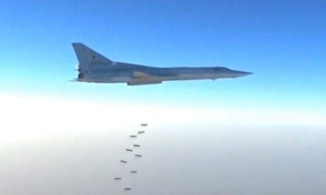 Russische Jets werfen über Syrien Bomben ab.