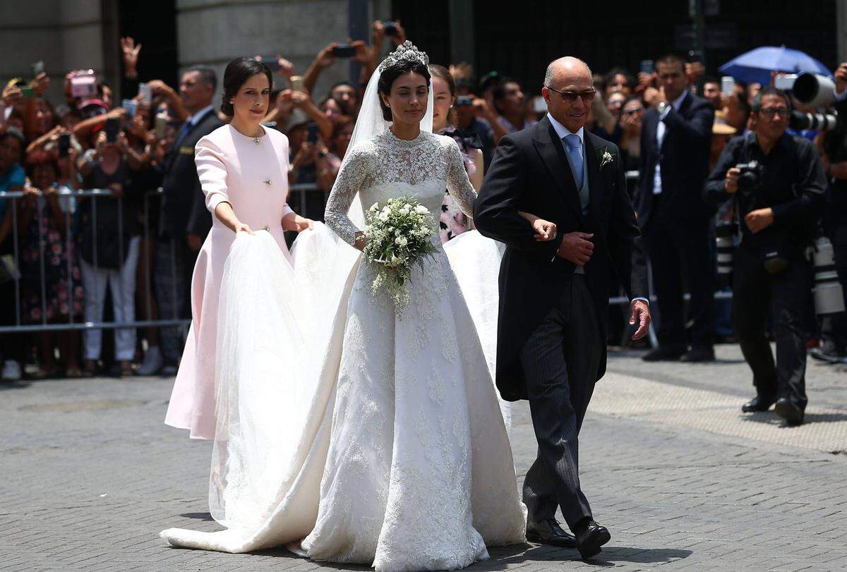 Viele Zaungäste beobachteten, wie die Braut an der Hand ihres Vaters Felipe de Osma und mit Brautjungfern in die Kirche schritt.    