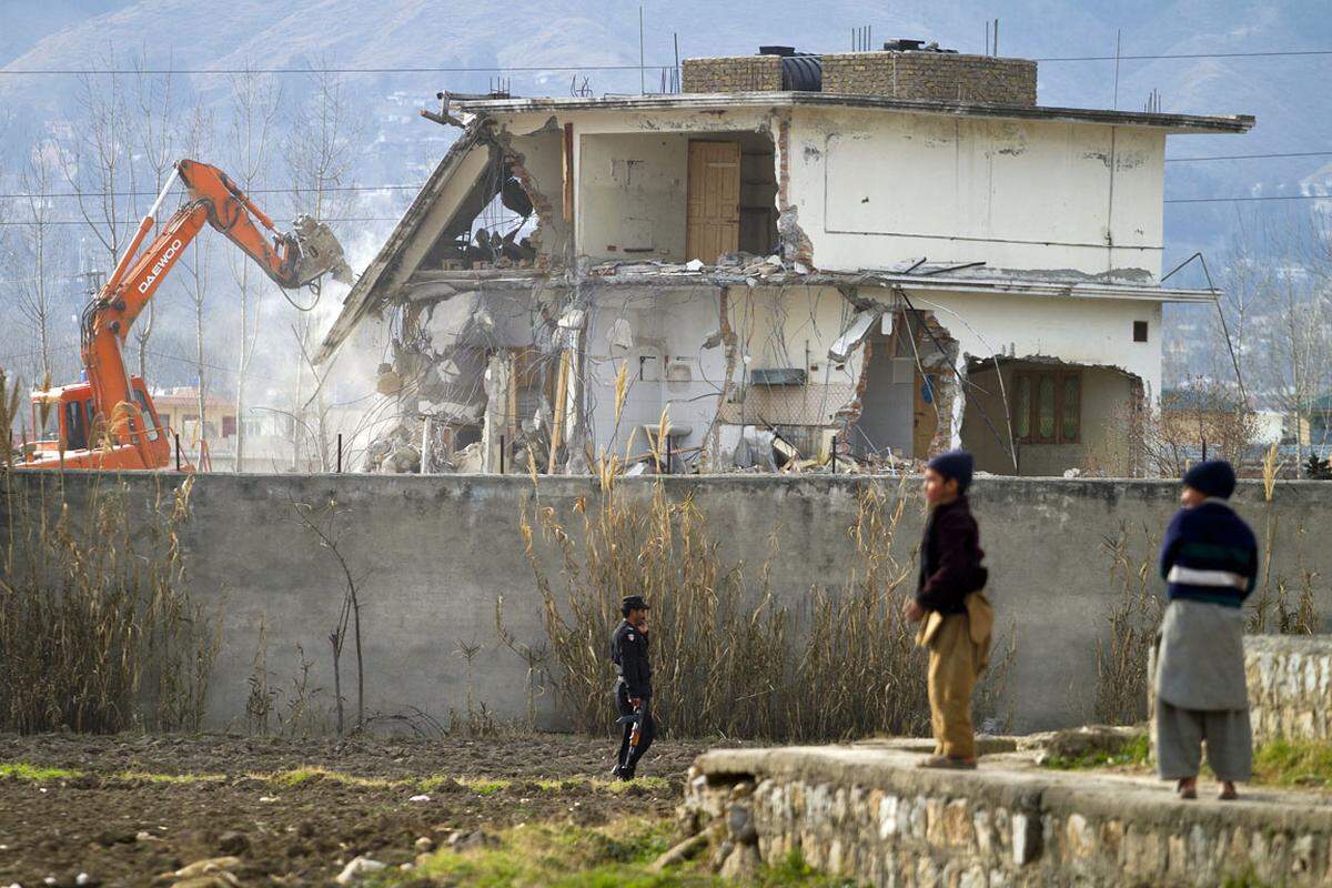 Im Februar 2012 machen Bulldozer das Haus des getöteten Terrorpaten dem Erdboden gleich. Seine drei Witwen und zehn Kinder werden im April aus Pakistan ausgewiesen