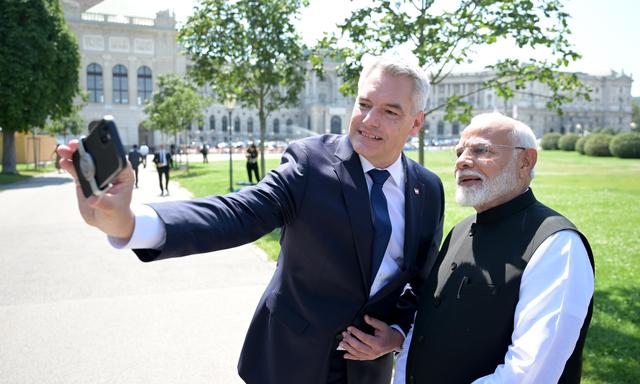 Karl Nehammer und Narendra Modi bei einem Zwischenstopp auf dem  Weg über den Ballhausplatz zum Wirtschaftsforum in der Hofburg. 