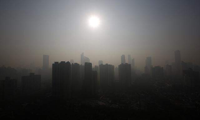 Symbolbild: Die Skyline von Shanghai im Dunst