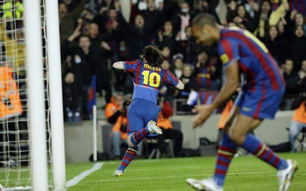 2009/10 gingen Sportjournalisten auf der ganzen Welt die Superlative für Lionel Messis Leistung aus. In der Primera Division traf der Argentinier nach Belieben, wie zum Beispiel gegen Valencia, als er alle drei Tore zum 3:0-Sieg erzielte. Nach 27 Ligaspielen hielt Messi bei unglaublichen 26 Toren und neun Vorlagen.