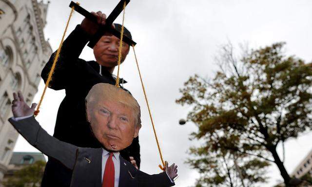 Spielt Chinas Staatschef Xi Jinping mit US-Präsident Donald Trump? Demonstranten in Washington sehen das so.