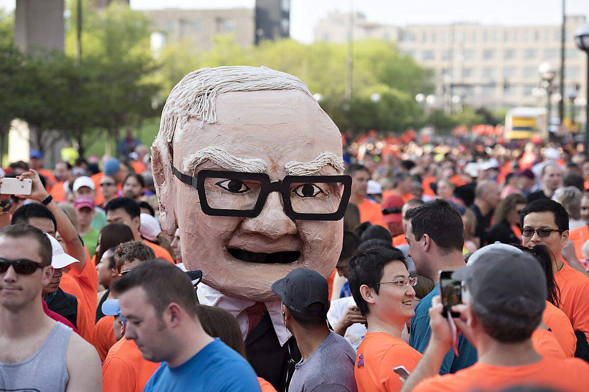 Der 84-jährige Starinvestor Buffett gibt sich auch nach 50 Jahren an der Spitze seines Firmenimperiums Berkshire Hathaway nicht amtsmüde. Auf dem Aktionärstreffen in Omaha mit rund 44.000 Teilnehmern ließ er sich am Wochenende wie ein Popstar feiern - und lieferte keine Anzeichen dafür, dass seine Zeit als Firmenchef bald enden könnte.