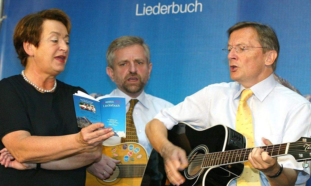 Einen Ohrenschmaus der anderen Art gab es bei der Präsentation des rot-weiß-roten Liederbuchs mit Wolfgang Schüssel und Wilhelm Molterer an der Gitarre. Elisabeth Gehrer spielte aus diesem Anlass sogar Querflöte.