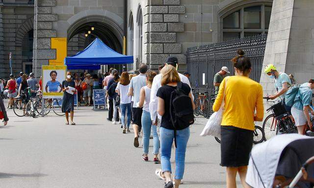 Anstehen für die Stimmabgabe in Zürich.