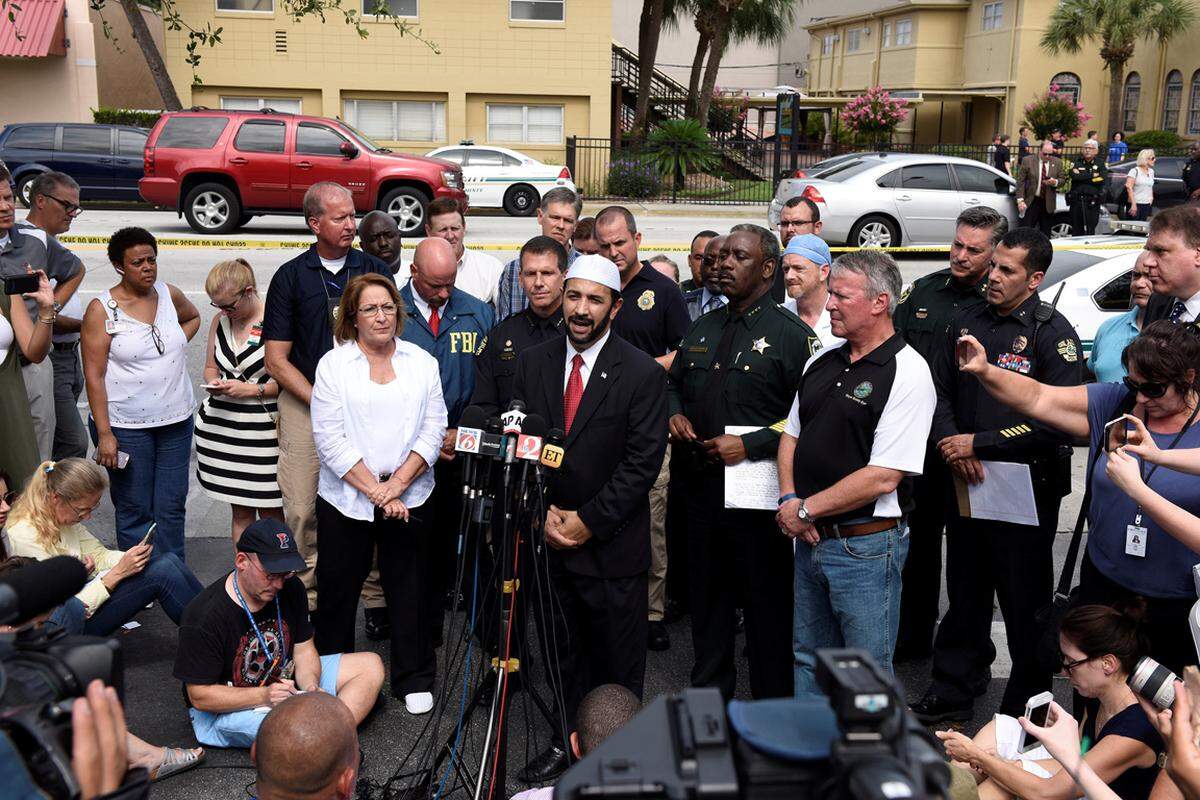 Die Polizei identifizierte den Schützen am Sonntagnachmittag (Ortszeit) als Omar M., einen 29-jährigen US-Bürger mit afghanischen Eltern. Der Imam einer Moschee in Orlando erzählt, M. sei regelmäßig zum Gebet gekommen, habe aber kaum Kontakt zu anderen Gemeindemitgliedern aufgenommen.