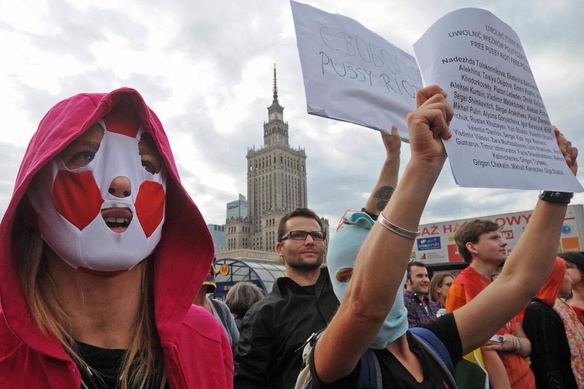 In Warschau gingen rund hundert Anhänger auf die Straße. Vor Beginn des Protestmarsches, der zur russischen Botschaft zog, sangen sie das "Punkgebet" von Pussy Riot, mit dem die Band gegen Russlands Staatschef Wladimir Putin protestiert hatte.