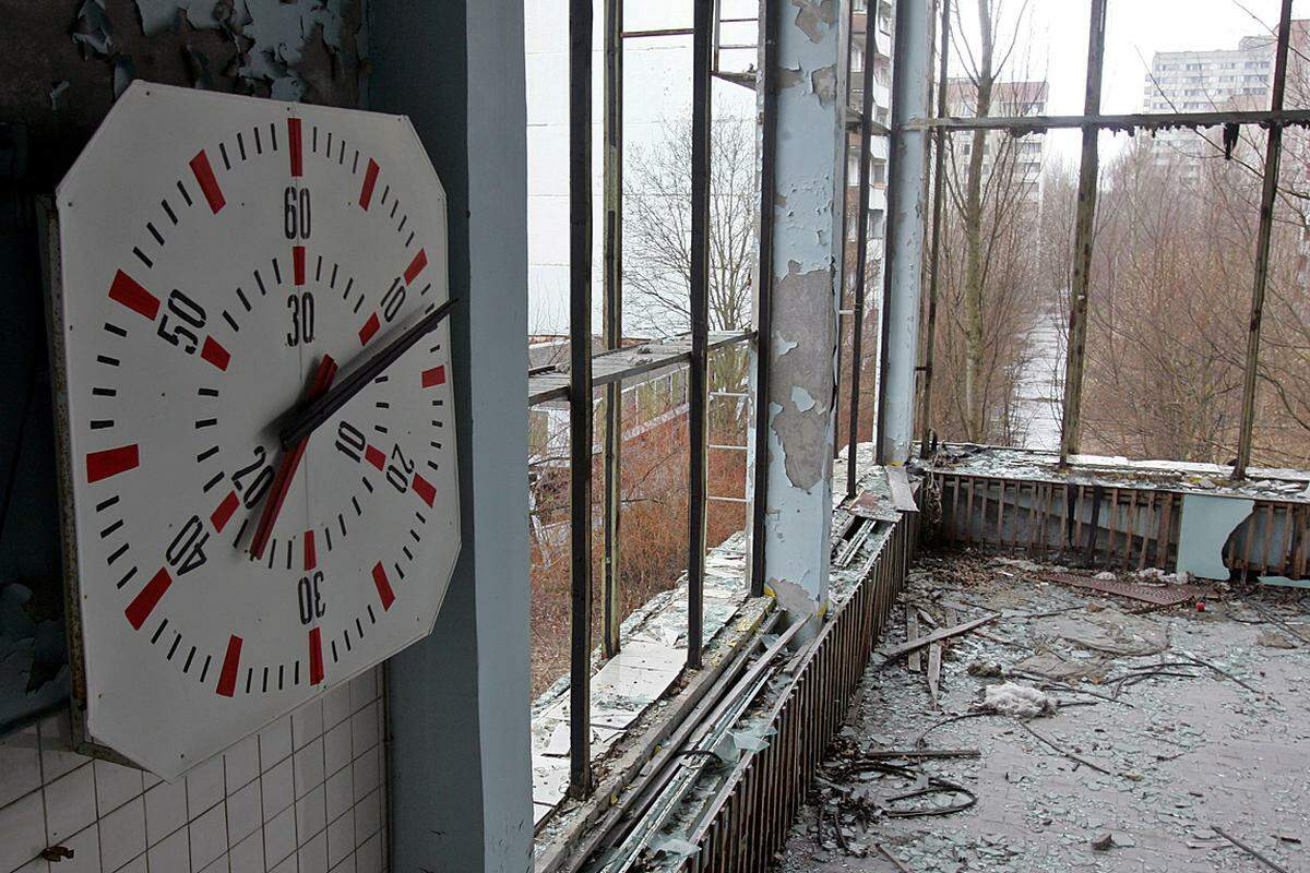 Rund ein Jahr nach dem Unfall in Tschernobyl kehrten einige heim in ihre Wohnungen, um zu retten, was zu retten war.