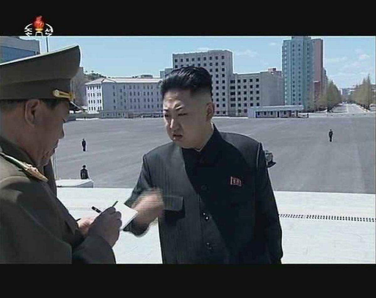 Sieht aus wie eines der handelsüblichen Bilder aus Nordkorea: Jung-Diktator Kim III. diktiert seine Weisheiten einem beflissenen Mitarbeiter in den Block. Die Szene stammt aus dem Film "Der große Kamerad", einer Doku über das segenreiche Wirken Kims. Als sie kürzlich wieder gezeigt wurde, fehlten die Szenen mit Kims entmachtetem und hingerichteten Onkel Jang Song Taek. In diesem Fall reichte ein Zoom. Politisch motovierte Bild-Manipulation hat eine lange Tradition: Hier einige der größten Bildlügen:(kron)