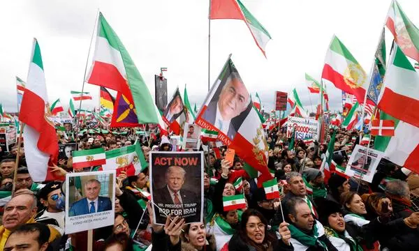 „Handle jetzt“. Anhänger der iranischen Opposition forderten bei Kundgebungen in Europa den US-Präsidenten zu einem harten Kurs auf. Sie wollen einen Sturz des Regimes in Teheran.