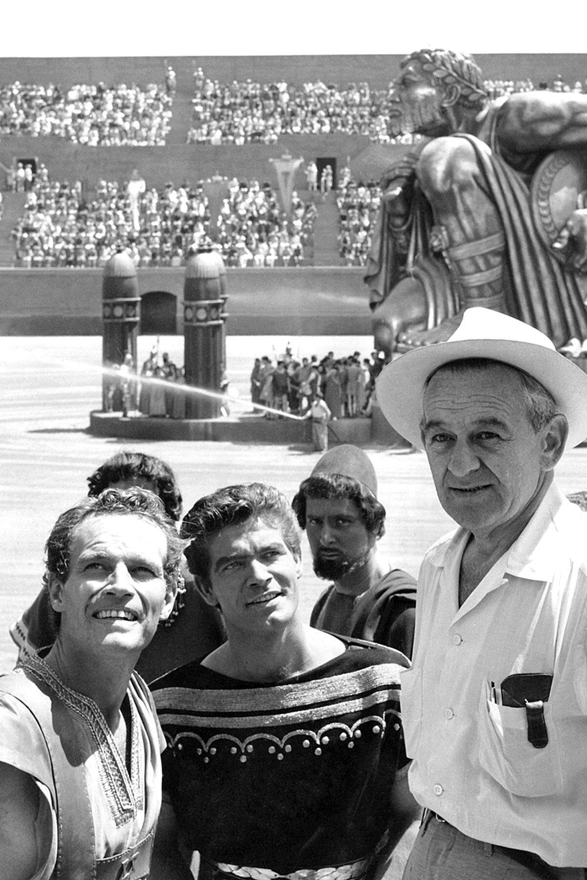 Ebenfalls drei Mal ausgezeichnet wurde William Wyler - bei ganzen 12 Nominierungen. Er bekam Regie-Oscars 1943 für "Mrs. Miniver", 1947 für "Die besten Jahre unseres Lebens" (The Best Years of Our Lives) und 1960 für den Monumentalfilm "Ben Hur", seine heute wohl bekannteste Arbeit. Im Bild ist er mit den Stars aus "Ben Hur", Charlton Heston (links) und Stephen Boyd (Mitte) zu sehen.