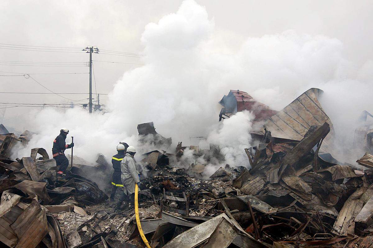 Mittwoch (16. März): Auch Tage nach der Katastrophe behindert eine Feuer die Suche in Kesennuma.