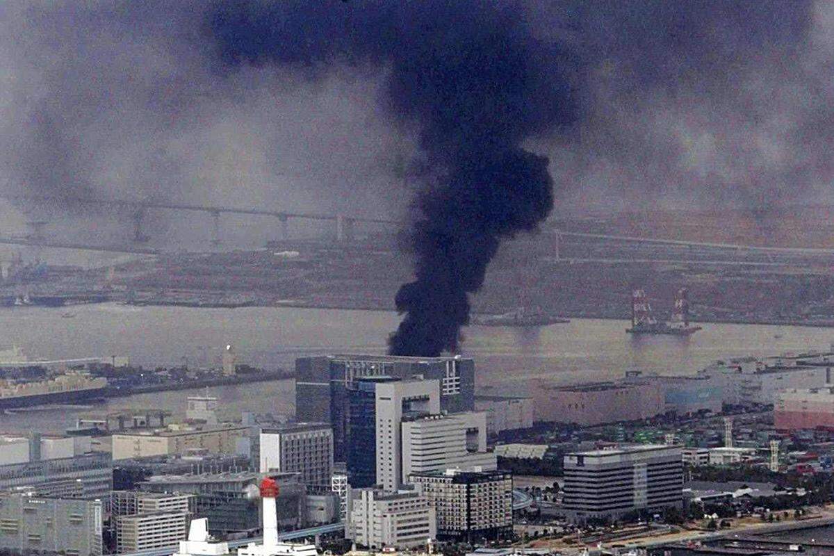 Auch aus anderen Orten wurden schwere Schäden gemeldet. Über Teilen der Stadt Yokohama stiegen schwarze Rauchwolken auf.