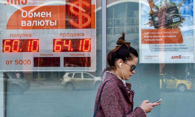 Landeswährungen wie der russische Rubel werteten in den vergangenen vier Wochen zum Dollar um bis zu 20 Prozent ab (Archivbild).