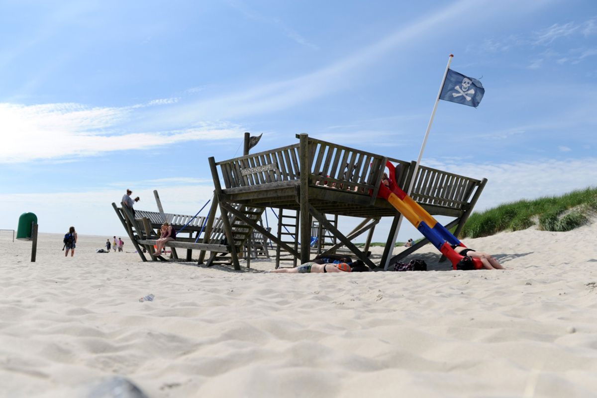 Der Rand der Grube könnte nachgegeben haben und Sebastian unter Sand begraben worden sein. Es gebe derzeit keine Anhaltspunkte, dass sich andere Personen zum Unglückszeitpunkt dort aufgehalten hätten, so der Sprecher. Hilferufe Sebastians wären unter diesen Umständen wohl ungehört verhallt.