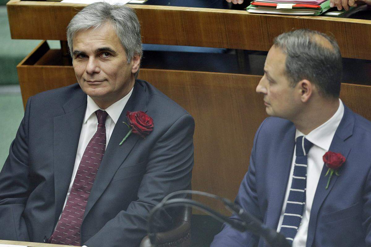 Die SPÖ setzt ab sofort auf einen neuen Klubchef: Andreas Schieder. Dieser trug, entsprechend dem roten Dresscode zum Tag, eine rote Rose im Knopfloch. (Bild: Schieder mit Bundeskanzler Werner Faymann)