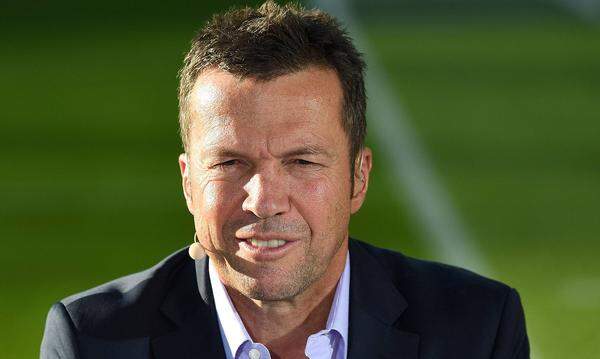 Dem schlagzeilenerprobten Ex-Fußballer Lothar Matthäus war gar nicht zum Lachen zu Mute als die Post ihn für verstorben erklärte, nachdem ein Brief vom Amtsgericht München wochenlang nicht zugestellt werden konnte. Die Sache löste sich schnell auf; In Matthäus-Manier: über die Medien.