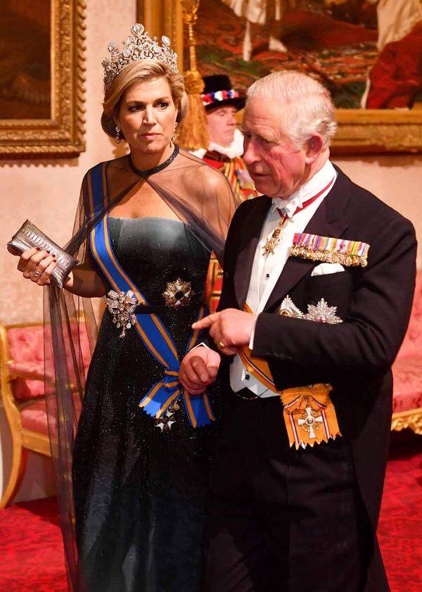 Königin Máxima (hier mit Prinz Charles) hielt zwar keine Rede, stahl aber in einem Kleid des holländischen Designers Jan Taminiau allen die Show.