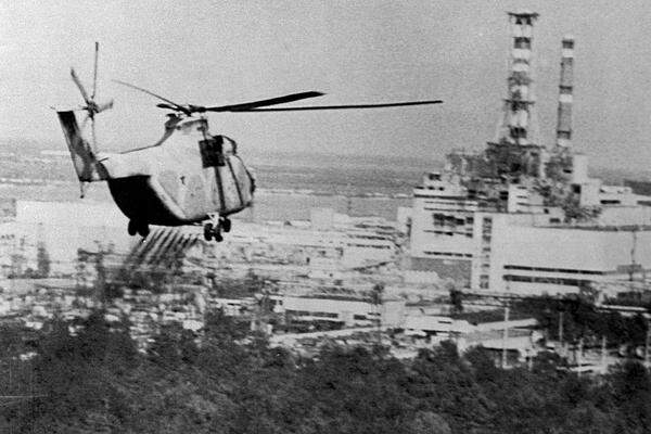 In den folgenden Wochen gab es auch in West- und Nordeuropa Strahlenalarm. Die ukrainische Millionenstadt Kiew, 150 Kilometer südlich von Tschernobyl, war kaum betroffen.Im Bild: Ein Hubschrauber lässt zwei Monate nach der Katastrophe dekontaminierende Chemikalien über dem Reaktor ab.