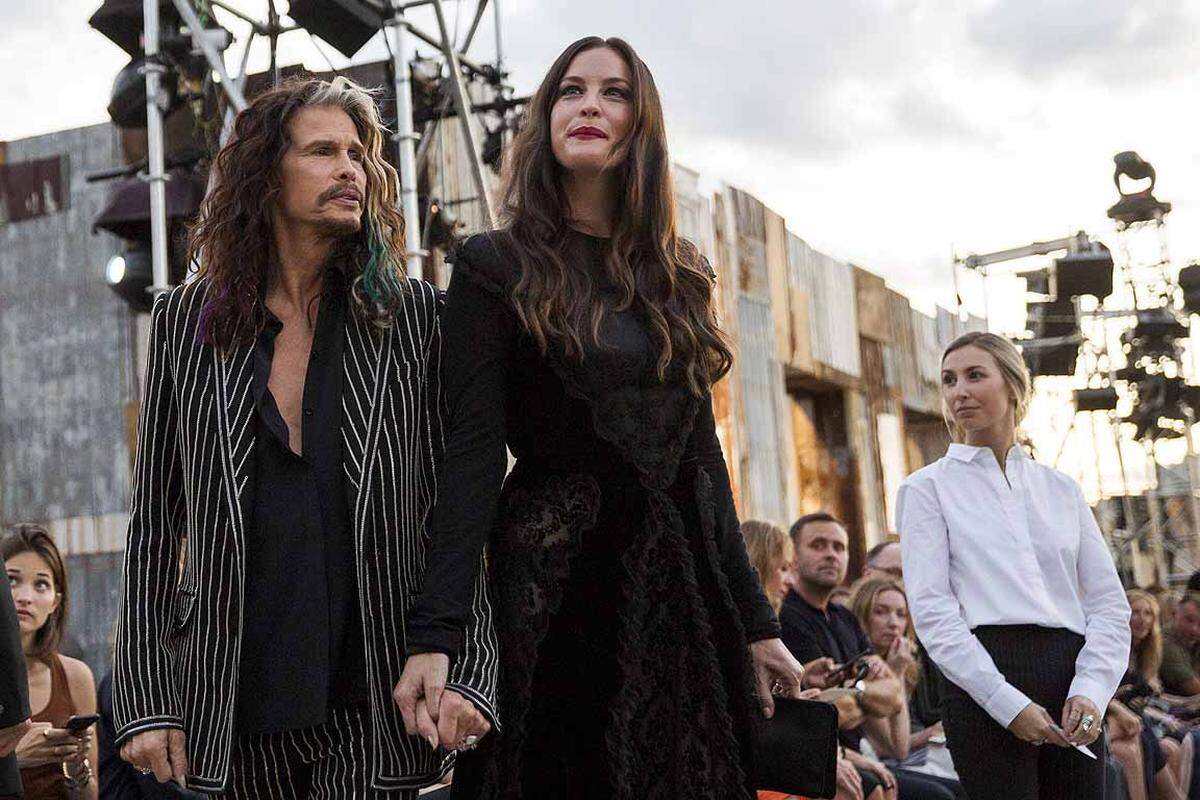 Auch Sänger Steven Tyler und seine Tochter Liv Tyler mischten sich unter die 1200 Zaungäste von Givenchy.