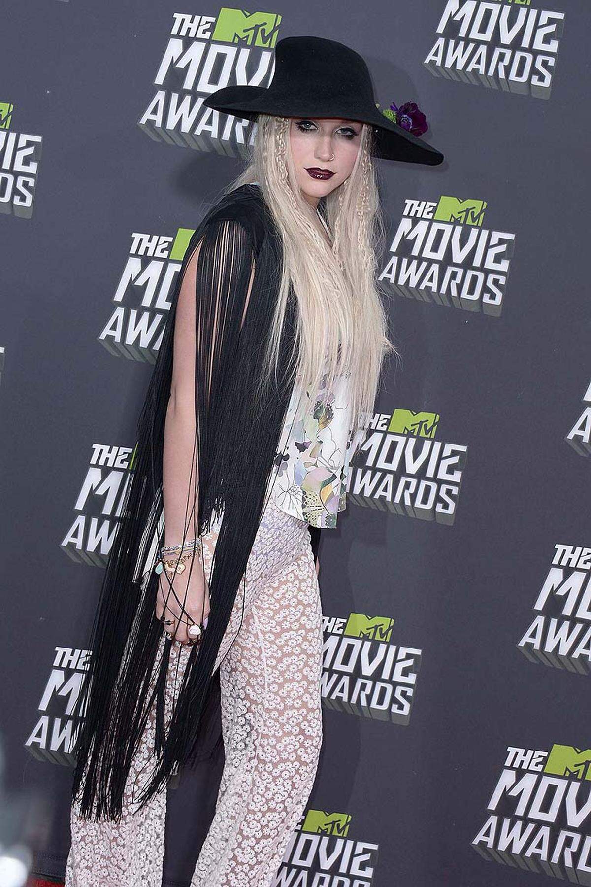 Hexenhut und durchsichtige Blümchen-Hose, Kesha (´Die Young´) starb bei den MTV Movie Awards gleich zwei Modetode auf einmal.