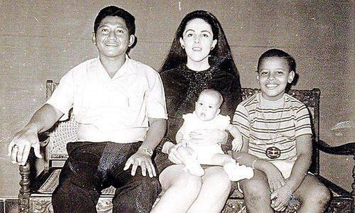 Der 9-jährige Barack Obama mit seiner 1995 verstorbenen Mutter Ann Dunham und seinem indonesischen Stiefvater Lolo Soetoro.