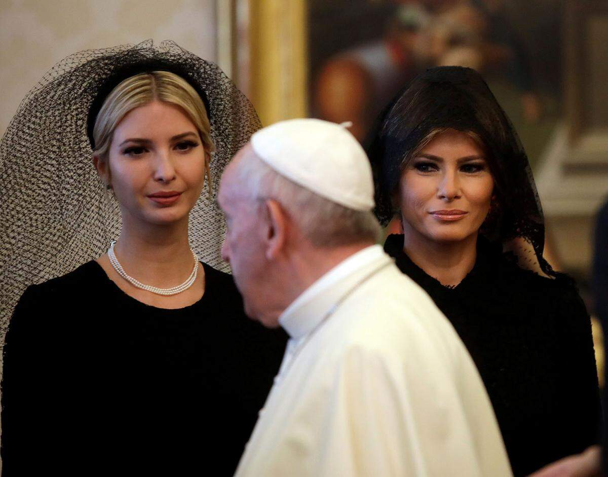 Ihr Outfit sorgte sofort für Gesprächsstoff: First Lady Melania Trump und Donald Trumps Tochter Ivanka kamen in schwarzen wadenlangen Kleidern inklusive schwarzem Schleier zum Besuch bei Papst Franziskus.